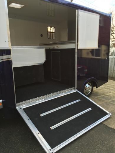 unique horseboxes 3.5 ton duo two horse rear facing