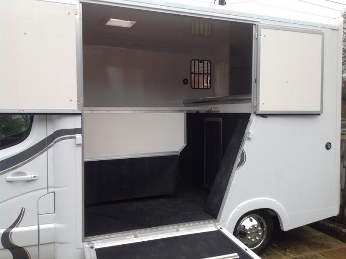 unique horseboxes vauxhall movano two horse